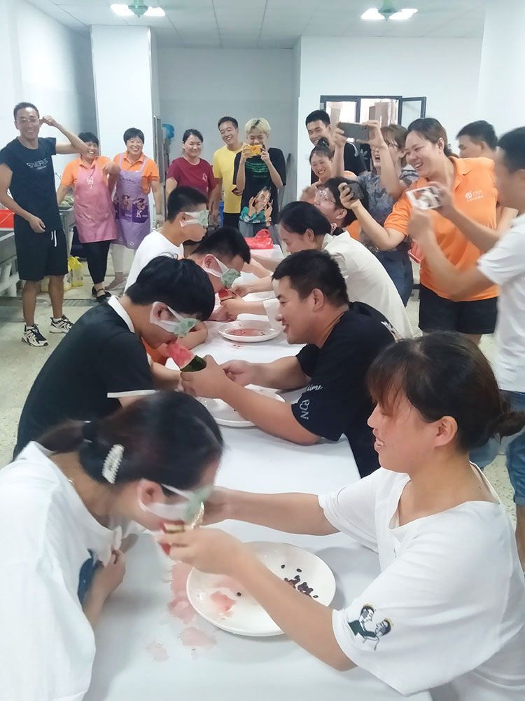 华体会平台,隔膜泵厂家,公司团建,夏天吃西瓜大赛