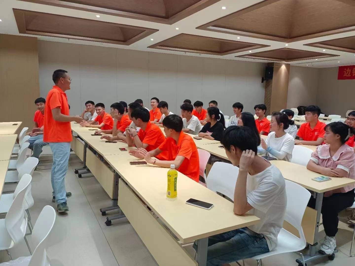 边锋工学院第六期飞鹰班座谈会圆满结束